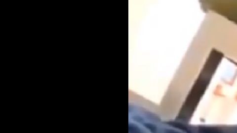 Una de las grabaciones muestra a un hombre oculto bajo una mesa o sillones.