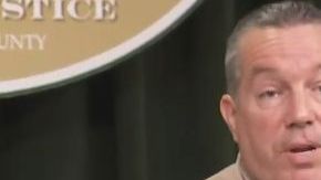 El alguacil del Condado de Los Ángeles, Alex Villanueva, durante la conferencia de prensa.