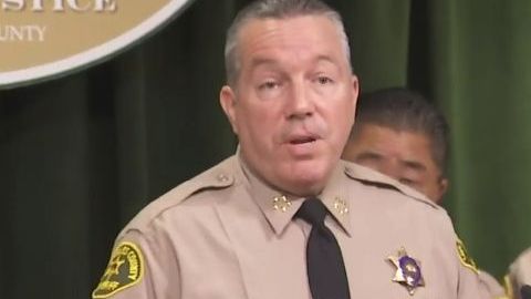 El alguacil del Condado de Los Ángeles, Alex Villanueva, durante la conferencia de prensa.