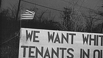 "Queremos inquilinos blancos en nuestra comunidad blanca", un cartel en Detroit, Michigan, en 1942.