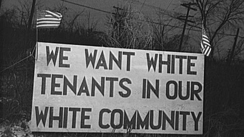 "Queremos inquilinos blancos en nuestra comunidad blanca", un cartel en Detroit, Michigan, en 1942.