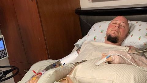 Jackson Fox nada más operarse y construirse el pene.