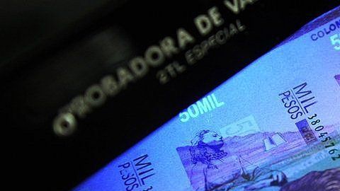 El peso colombiano cayó a niveles históricos en agosto de este año.