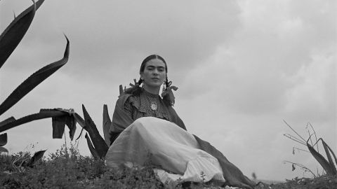 Frida Kahlo, sentada junto a un agave.