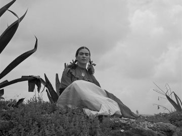 Frida Kahlo, sentada junto a un agave.