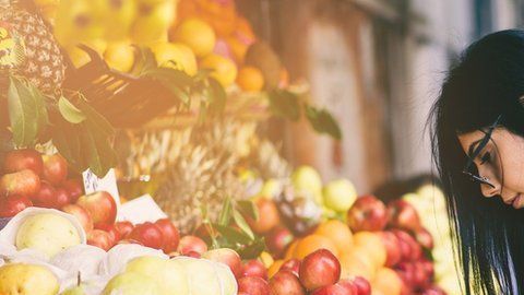 Mantener una hidratación óptima, evitar una vida sedentaria y consumir jugos verdes, son pequeños hábitos que ayudan a eliminar gradualmente el estreñimiento.