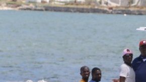 Sobrevivientes del huracán Dorian abordan barcos para ser evacuados.