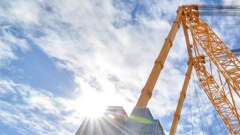 La grúa más grande del mundo se encuentra operando en en Reino Unido.