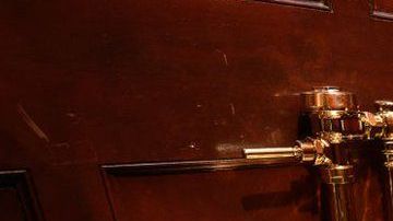 El inodoro hecho de oro de 18 quilates había sido exhibido antes en el Museo Guggenheim de Nueva York.