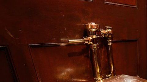 El inodoro hecho de oro de 18 quilates había sido exhibido antes en el Museo Guggenheim de Nueva York.