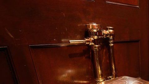 El inodoro hecho de oro de 18 quilates había sido exhibido antes en el Museo Guggenheim de Nueva York.