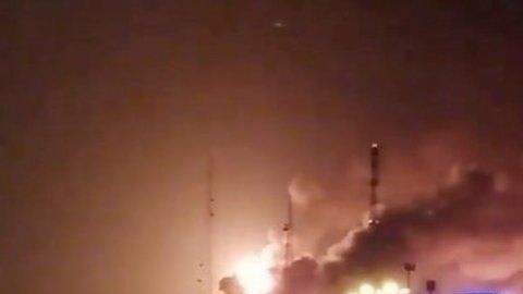 Una de las principales plantas petroleras en Arabia Saudita tras el ataque.
