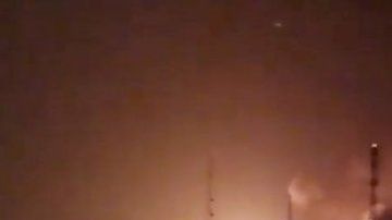 Las llamas en una de las principales plantas petroleras.