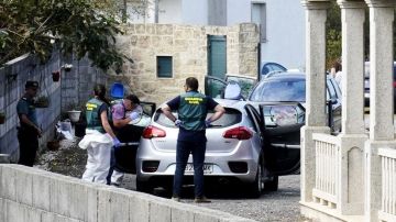 La Guardia Civil recoge evidencia en la escena del crimen en Valga.