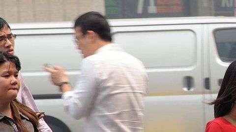 Las mujeres embarazadas deben tratar de evitar las calles de mayor tráfico, dicen los científicos.