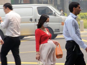Las mujeres embarazadas deben tratar de evitar las calles de mayor tráfico, dicen los científicos.