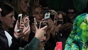 Jennifer Lopez cerró el desfile de Versace S/S 2020 con una versión del vestido.