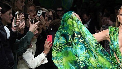 Jennifer Lopez cerró el desfile de Versace S/S 2020 con una versión del vestido.