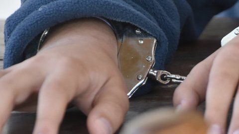 Una niña de 6 años fue esposada tras tener una pataleta en una escuela de Florida, Estados Unidos (foto genérica).