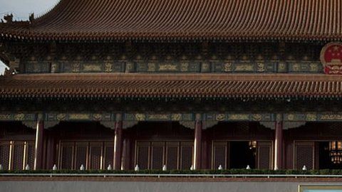 Una foto gigante de Mao señala una de las entradas a la Ciudad Prohibida.