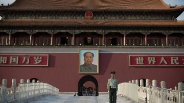Una foto gigante de Mao señala una de las entradas a la Ciudad Prohibida.