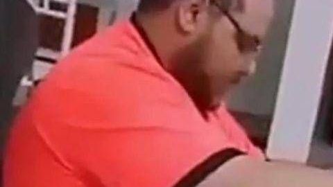 Hombre palestino agrede a su bebé.