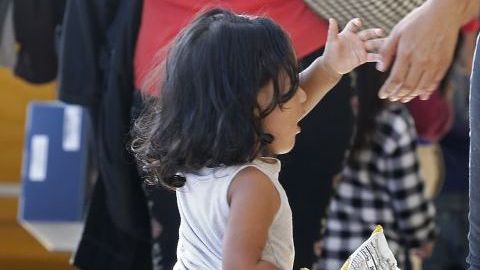 El familiar es responsable de su inmigrante "patrocinado" durante 10 años o hasta que este consiga la ciudadanía.