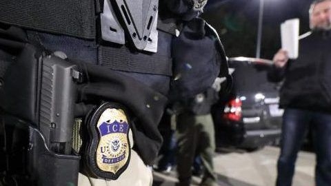 Jurisdicciones "santuario" bloquean la cooperación de policías locales con ICE.