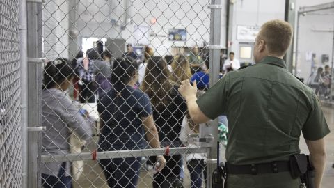 Inmigrantes en el Centro de Procesamiento Central de la Patrulla fronteriza en McAllen, Texas. Cortesía CBP