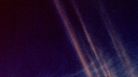 La imagen de un artista de un asteroide que se estrella contra los mares poco profundos de la península de Yucatán.