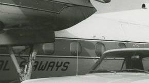 El Capitan Stanley Tucker, piloto canadiense, posa junto al primer Mustang en ser creado, el cual se le vendió por error