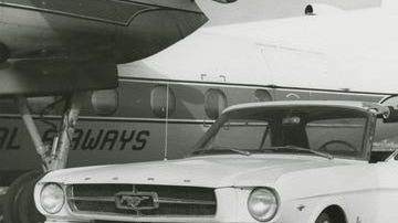 El Capitan Stanley Tucker, piloto canadiense, posa junto al primer Mustang en ser creado, el cual se le vendió por error