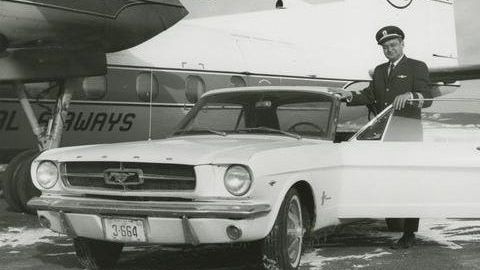 El Capitan Stanley Tucker, piloto canadiense, posa junto al primer Mustang en ser creado, el cual se le vendió por error