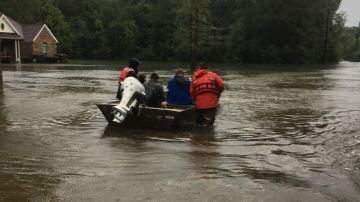 La Guardia costera ayuda a rescatar personas en Beaumont, Texas.