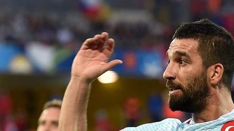 El mediocampista turco Arda Turan condenó los atentados en el aeropuerto de Estambul.