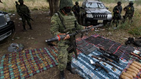 Un decomiso de armas durante un operativo en Veracruz.