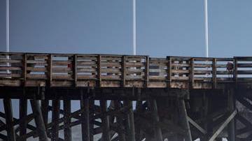 Personas miran el oleaje desde Main Street Pier de Daytona Beach, Florida,