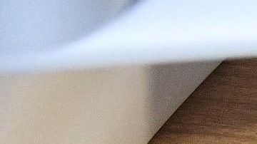 El papa Francisco responde a periodistas en su avión.