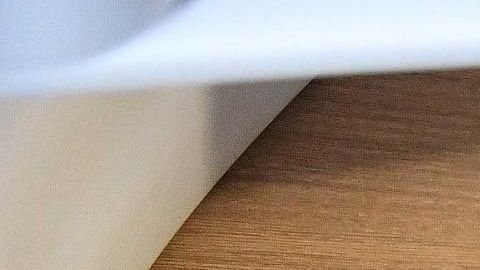 El papa Francisco responde a periodistas en su avión.