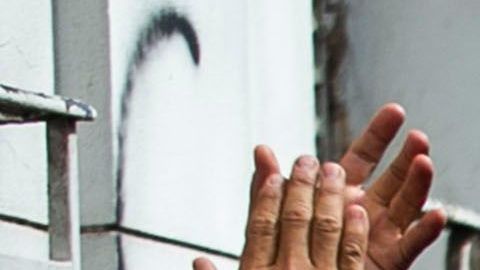 Largas filas, empujones y campamentos  para poder ver al '10' con el 'Lobo'