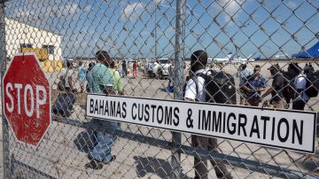 Residentes de Bahamas intentando salir del país.