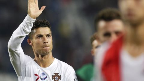 CR7 atendió al pequeño que lo esperaba junto a su padre afuera del vestidor de Portugal