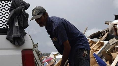 Un hombre recoge los restos de casas destruidas por el huracán María, el 16 de septiembre en el municipio de Yabucoa, en Puerto Rico.