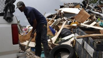 Un hombre recoge los restos de casas destruidas por el huracán María, el 16 de septiembre en el municipio de Yabucoa, en Puerto Rico.