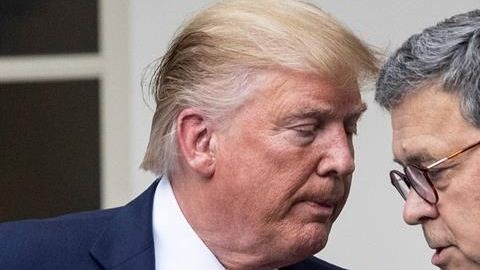 El presidente Donald Trump y el fiscal general, William Barr, a quien éste mencionó durante su llamada al presidente de Ucrania, Vladímir Zelenski.