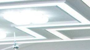 El rey Salman bin Abdulaziz al-Saud seguido por Abdel Aziz al-Fagham (Centro).