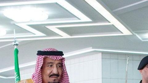 El rey Salman bin Abdulaziz al-Saud seguido por Abdel Aziz al-Fagham (Centro).