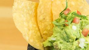 El guacamole es rico en nutrientes, destaca por su contenido en ácidos Omega 3 y contiene grasas saludables. Es un manjar que llena de vida todo tipo de platillos mexicanos.