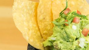 El guacamole es rico en nutrientes, destaca por su contenido en ácidos Omega 3 y contiene grasas saludables. Es un manjar que llena de vida todo tipo de platillos mexicanos.