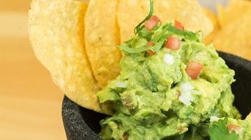 El guacamole es rico en nutrientes, destaca por su contenido en ácidos Omega 3 y contiene grasas saludables. Es un manjar que llena de vida todo tipo de platillos mexicanos.